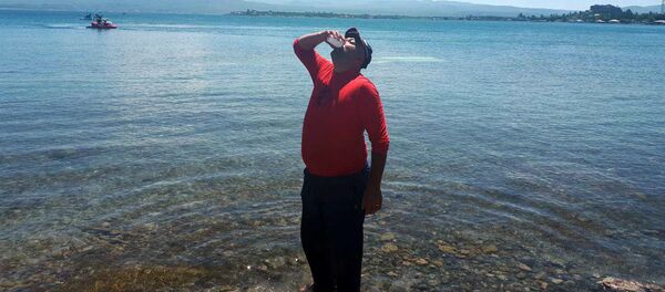 Участник акции протеста владельцев объектов, расположенных вокруг озера Севан пьет воду озера (15 июля 2019). Севан Участник акции протеста владельцев объектов, расположенных вокруг озера Севан пьет воду озера (15 июля 2019). Севан - Sputnik Արմենիա