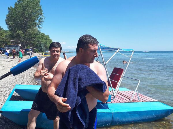 Պաշտոնյաները լողում են Սևանում, իսկ մասնագետը նրանց մեղադրում է անգործության համար - Sputnik Արմենիա