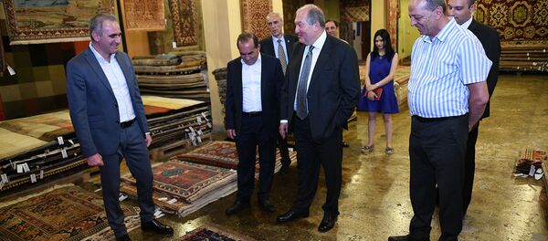 Президент Армен Саркисян посетил компанию Мергелян карпет (15 июля 2019). Еревaн - Sputnik Արմենիա