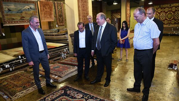 Президент Армен Саркисян посетил компанию Мергелян карпет (15 июля 2019). Еревaн - Sputnik Արմենիա