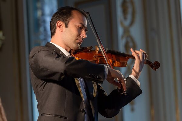 Счастливый билет армянского мальчика: как Гайк Казазян стал всемирно известным музыкантом - Sputnik Армения