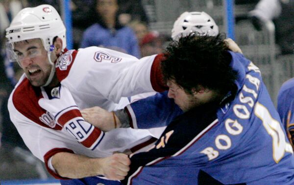 Защитник Монреаль Канадиенс Райан О'Бирн (слева) сражается с защитником Атланты Трэшерс Заком Богосяном (4) во время второго периода хоккейного матча НХЛ (6 марта 2009). Атлантa - Sputnik Армения