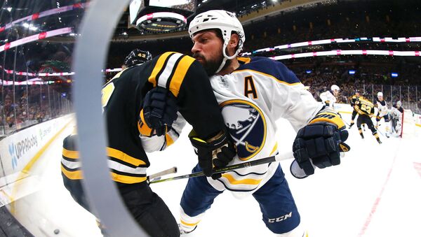 Защитник Buffalo Sabres Зак Богосян и Дэнтон Хейнен из Boston Bruins в первом периоде игры между Boston Bruins и Buffalo Sabres (16 декабря 2018). Бостон - Sputnik Армения