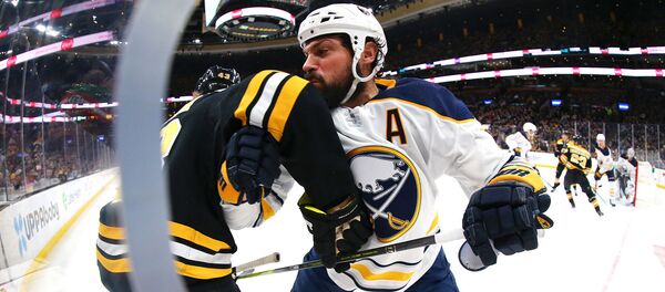 Защитник Buffalo Sabres Зак Богосян и Дэнтон Хейнен из Boston Bruins в первом периоде игры между Boston Bruins и Buffalo Sabres (16 декабря 2018). Бостон Защитник Buffalo Sabres Зак Богосян и Дэнтон Хейнен из Boston Bruins в первом периоде игры между Boston Bruins и Buffalo Sabres (16 декабря 2018). Бостон - Sputnik Армения