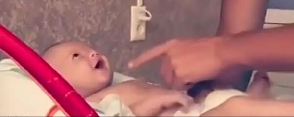 Двухмесячный малыш подпевает папе на песню Розенбаума «Ау» - Sputnik Армения