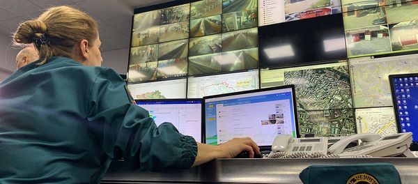Сотрудник МЧС в центре кризисного управления - Sputnik Արմենիա