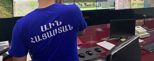 Сотрудник МЧС в центре кризисного управления - Sputnik Армения