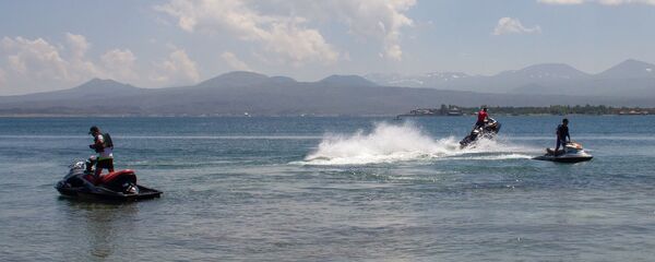 Владельцы объектов, расположенных вокруг озера Севан продемонстрировали чистоту озера (15 июля 2019). Гегаркуник - Sputnik Армения