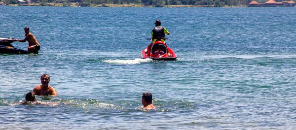 Владельцы объектов, расположенных вокруг озера Севан продемонстрировали чистоту озера (15 июля 2019). Гегаркуник - Sputnik Արմենիա