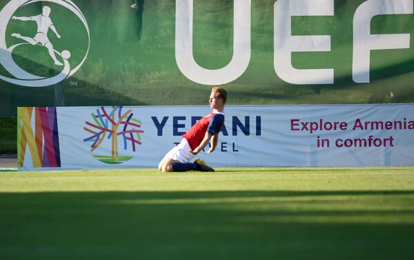 Нападающий молодежной сборной Норвегии Эрик Ботхейм празднует забитый гол во время матча ЧЕ U-19 против молодежной сборной Ирландии (15 июля 2019). Еревaн - Sputnik Армения