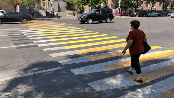 Трехмерная разметка пешеходного перехода на перекрестке улиц Григора Лусаворича и Закяна - Sputnik Армения