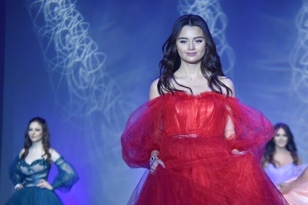 Сексуальных красоток решили не оголять, или Почему отказ от бикини на руку армянкам - Sputnik Армения