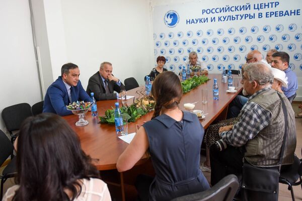 Копыркин встретился с русскоязычными писателями Армении по случаю юбилея Громыко - Sputnik Армения