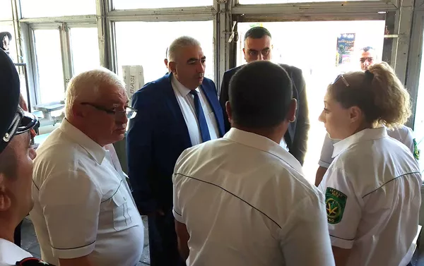 Сотрудники гос.службы по безопасности пищевых продуктов провели повторные санитарные проверки в Гюмри (16 июля 2019). Гюмри - Sputnik Армения