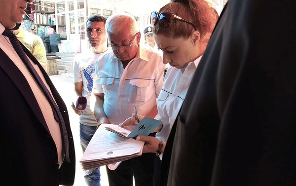 Сотрудники гос.службы по безопасности пищевых продуктов провели повторные санитарные проверки в Гюмри (16 июля 2019). Гюмри - Sputnik Армения