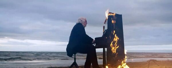 Рукописи не горят, а фортепьяно: пианист сыграл на горящем пианино Рукописи не горят, а фортепьяно: пианист сыграл на горящем пианино - Sputnik Армения