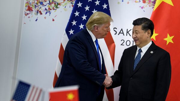 Председатель КНР Си Цзиньпин приветствует президента США Дональда Трампа перед двусторонней встречей на полях саммита G20 (28 июня 2019). Осака - Sputnik Արմենիա