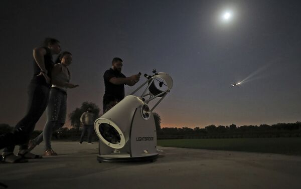 Наблюдающие за частичным лунным затмением в Дубае, ОАЭ - Sputnik Армения