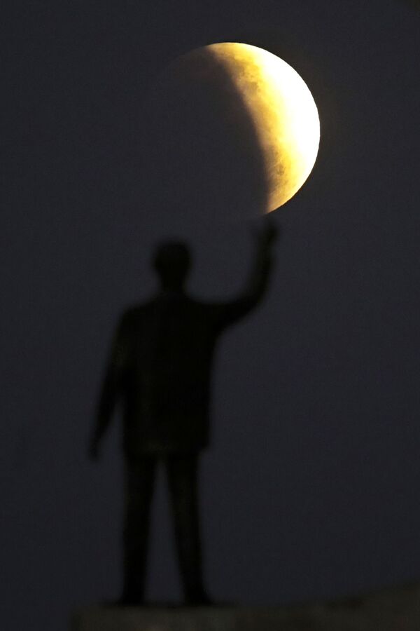 Частичное лунное затмение в Бразилии - Sputnik Армения