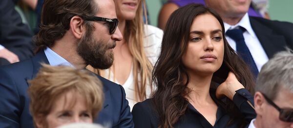 Актер Брэдли Купер и модель Ирина Шейк в королевской ложе на центральном корте перед началом финального матча чемпионата Уимблдона 2016 года (10 июля 2016). Лондон Актер Брэдли Купер и модель Ирина Шейк в королевской ложе на центральном корте перед началом финального матча чемпионата Уимблдона 2016 года (10 июля 2016). Лондон - Sputnik Արմենիա