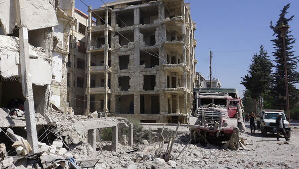 Члены сирийской гражданской обороны проходят мимо разрушенных зданий после авиаудара сил режима в городе Идлиб (12 июля 2019). Сирия - Sputnik Армения