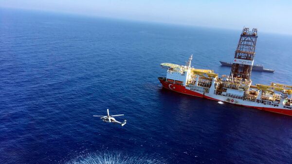 Вертолет пролетает рядом с турецким буровым судном Фатих недалеко от Кипра (9 июля 2019). Восточное Средиземноморье - Sputnik Արմենիա