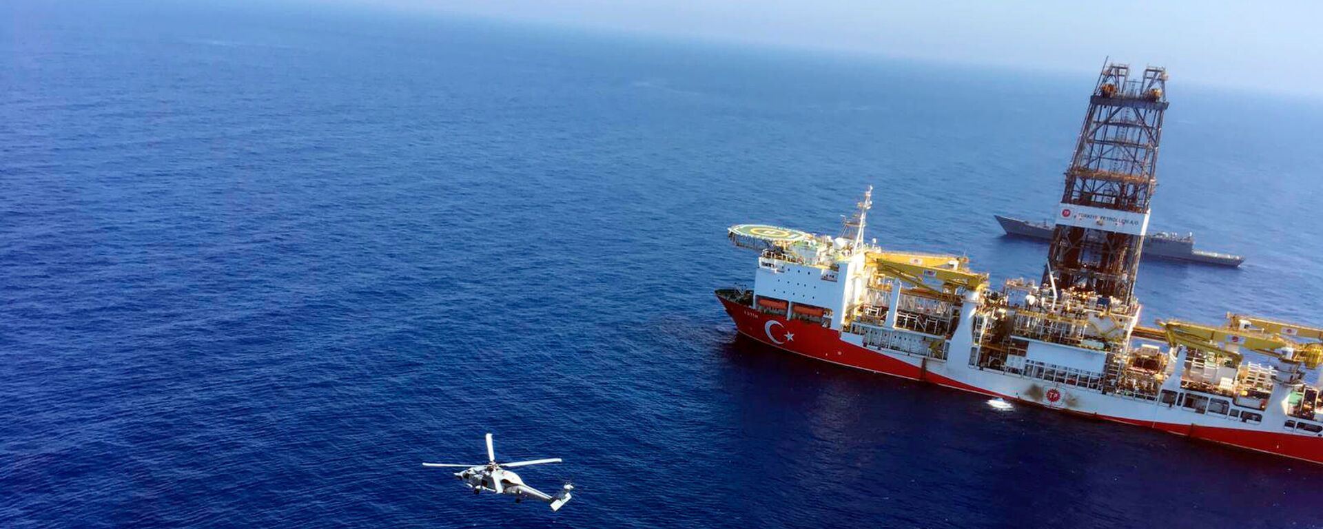 Вертолет пролетает рядом с турецким буровым судном Фатих недалеко от Кипра (9 июля 2019). Восточное Средиземноморье - Sputnik Армения, 1920, 04.06.2021