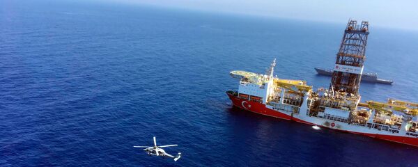 Вертолет пролетает рядом с турецким буровым судном Фатих недалеко от Кипра (9 июля 2019). Восточное Средиземноморье - Sputnik Արմենիա