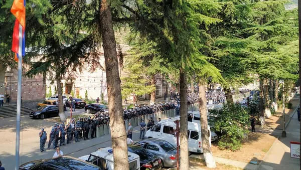 В Иджеван стянуты войска полиции после произошедших столкновений из-за запрета на вырубку леса (18 июля 2019)  - Sputnik Армения
