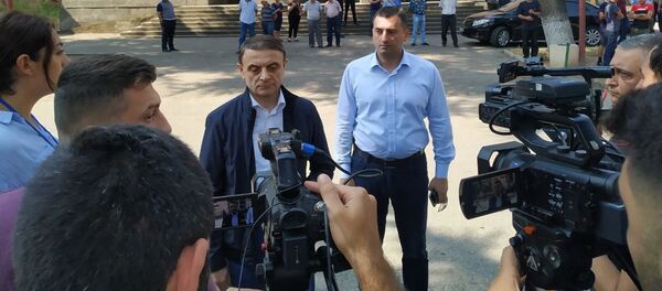 Валерий Осипян в Иджеване после ночных столкновений - Sputnik Армения