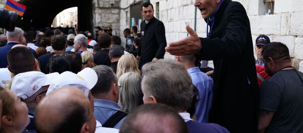 Схождение Благодатного огня в храме Гроба Господня Схождение Благодатного огня в храме Гроба Господня - Sputnik Армения