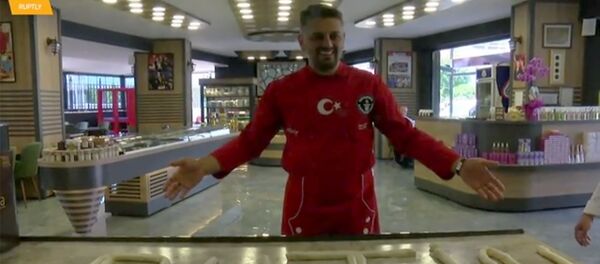 Хасан Аджар и испеченные им пироги Хасан Аджар и испеченные им пироги - Sputnik Армения