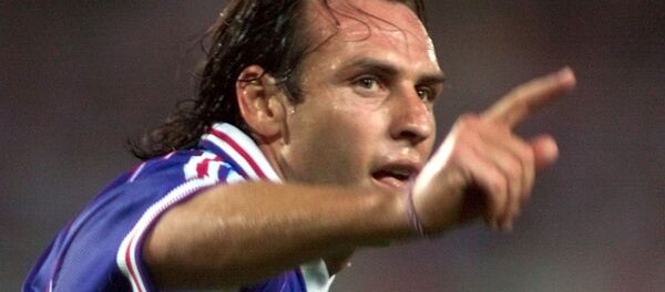 Французский полузащитник Ален Богосян в товарищеском матче по подготовке к плей-офф чемпионата Европы по футболу (19 августа 1998). Вена Французский полузащитник Ален Богосян в товарищеском матче по подготовке к плей-офф чемпионата Европы по футболу (19 августа 1998). Вена - Sputnik Արմենիա