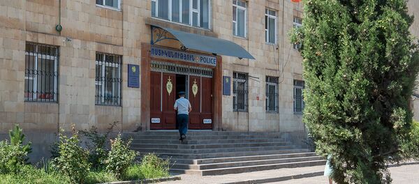 Полицейский у здания полиции Иджевана - Sputnik Армения