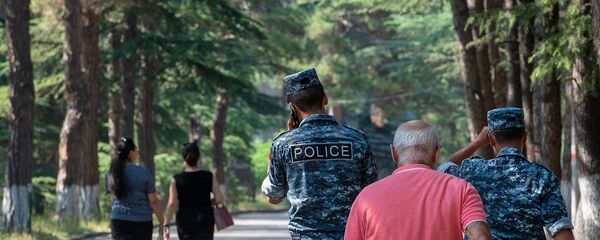 Полицейские на улицах в Иджеване - Sputnik Արմենիա