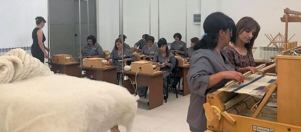 Сотрудницы фабрики по переработке шерсти в селе Амасия, Ширак Сотрудницы фабрики по переработке шерсти в селе Амасия, Ширак - Sputnik Արմենիա