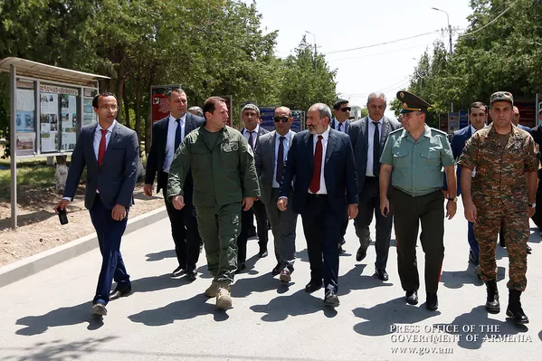 Премьер-министр Никол Пашинян в сопровождении министра обороны Давида Тонояна и начальника генштаба ВС Артака Давтяна посетил воинскую часть (19 июля 2019). Армавир Премьер-министр Никол Пашинян в сопровождении министра обороны Давида Тонояна и начальника генштаба ВС Артака Давтяна посетил воинскую часть (19 июля 2019). Армавир - Sputnik Армения