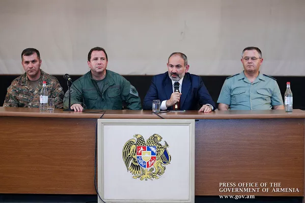 Премьер-министр Никол Пашинян в сопровождении министра обороны Давида Тонояна и начальника генштаба ВС Артака Давтяна посетил воинскую часть (19 июля 2019). Армавир Премьер-министр Никол Пашинян в сопровождении министра обороны Давида Тонояна и начальника генштаба ВС Артака Давтяна посетил воинскую часть (19 июля 2019). Армавир - Sputnik Армения