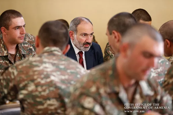 Премьер-министр Никол Пашинян в сопровождении министра обороны Давида Тонояна и начальника генштаба ВС Артака Давтяна посетил воинскую часть (19 июля 2019). Армавир Премьер-министр Никол Пашинян в сопровождении министра обороны Давида Тонояна и начальника генштаба ВС Артака Давтяна посетил воинскую часть (19 июля 2019). Армавир - Sputnik Армения