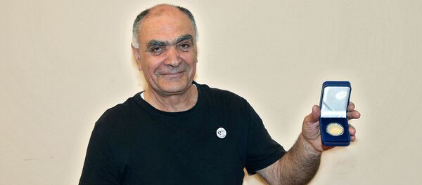 Ветеран труда, мастер Сос Арутюнян с медалью Республиканского профсоюза металлургов и горняков за заслуги в горно-металлургической отрасли - Sputnik Արմենիա