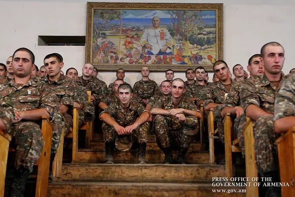 Солдаты во время визита премьер-министра Никола Пашиняна, министра обороны Давида Тонояна и начальника генштаба ВС Артака Давтяна войсковую часть (19 июля 2019). Армавир Солдаты во время визита премьер-министра Никола Пашиняна, министра обороны Давида Тонояна и начальника генштаба ВС Артака Давтяна войсковую часть (19 июля 2019). Армавир - Sputnik Армения