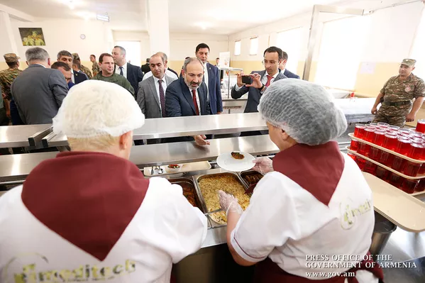 Премьер-министр Никол Пашинян в сопровождении министра обороны Давида Тонояна и начальника генштаба ВС Артака Давтяна посетил воинскую часть (19 июля 2019). Армавир Премьер-министр Никол Пашинян в сопровождении министра обороны Давида Тонояна и начальника генштаба ВС Артака Давтяна посетил воинскую часть (19 июля 2019). Армавир - Sputnik Армения