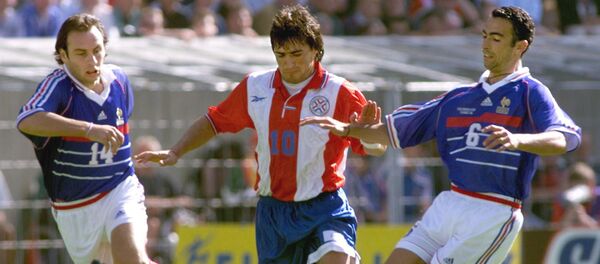 Футболисты Роберто Акуна (Парагвай) и французы Ален Богосян и Юри Джоркаефф во время матча второго тура чемпионата мира по футболу 1998 года между Францией и Парагваем (29 июня 1998). Ланс, Франция - Sputnik Армения