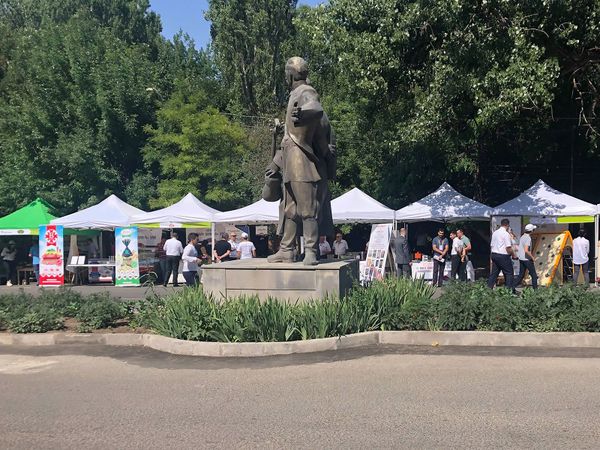  Քաղաքի փողոցները լվացել են, դրոշը` փոխել.  Փաշինյանն է գալու. կատակում են գյումրեցիները - Sputnik Արմենիա