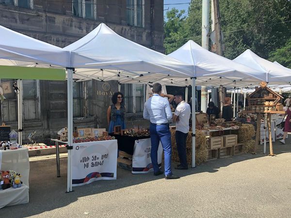  Քաղաքի փողոցները լվացել են, դրոշը` փոխել.  Փաշինյանն է գալու. կատակում են գյումրեցիները - Sputnik Արմենիա