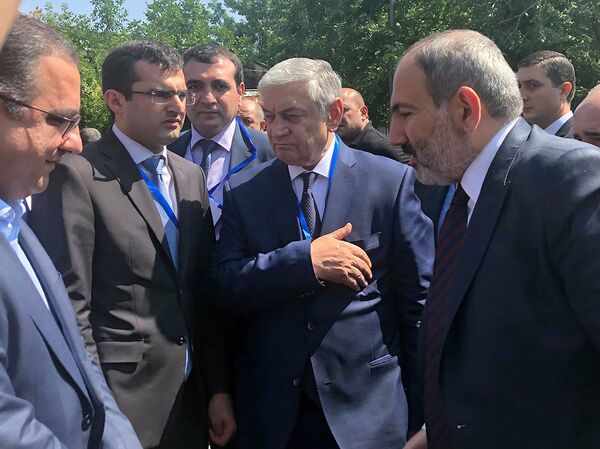 Пашиняна встретили в Гюмри с подарками: как премьер знакомился с местным бизнесом - Sputnik Армения