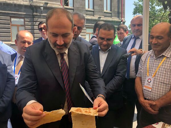 Эффект Пашиняна: все ли гюмрийцы остались довольны внезапным визитом премьера - Sputnik Армения