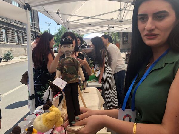 Пашиняна встретили в Гюмри с подарками: как премьер знакомился с местным бизнесом - Sputnik Армения