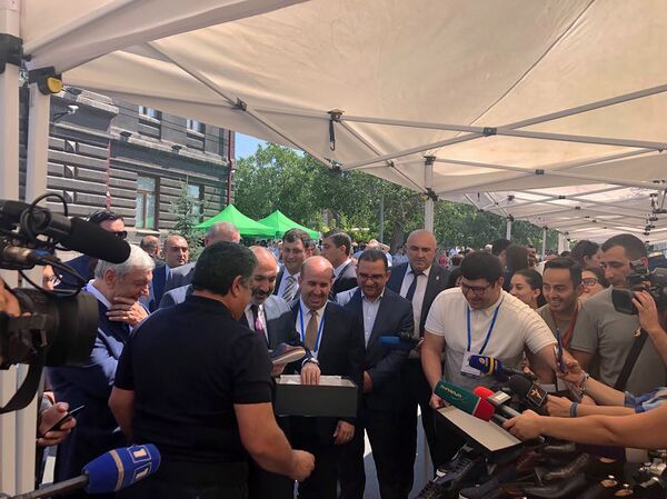 Пашиняна встретили в Гюмри с подарками: как премьер знакомился с местным бизнесом - Sputnik Армения