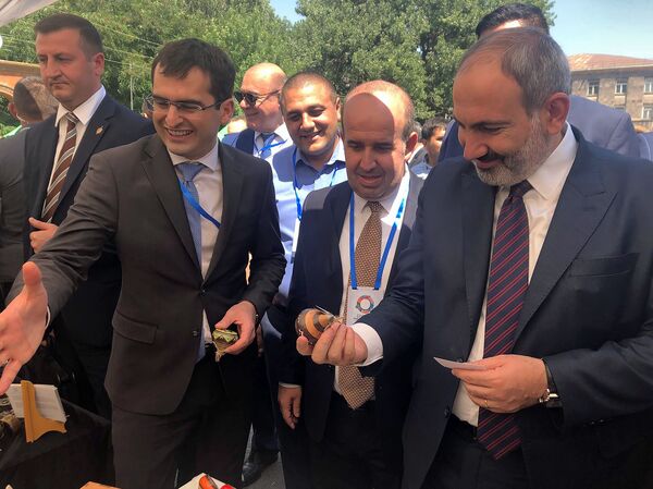 Пашиняна встретили в Гюмри с подарками: как премьер знакомился с местным бизнесом - Sputnik Армения